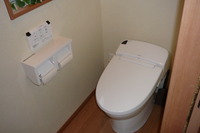 1階トイレは節水型のタンクレストイレを設置。
すっきりとシンプルなイメージを実現しました。