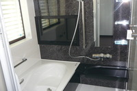 バスルームです。白をベースにアクセントにブラックの壁を使いました。
LIXIL製キレイュ1616です。