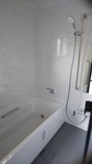 浴室はとことんシンプルにまとめました。
浴槽、パネルともに白を選ばれ、清潔感のある空間に。