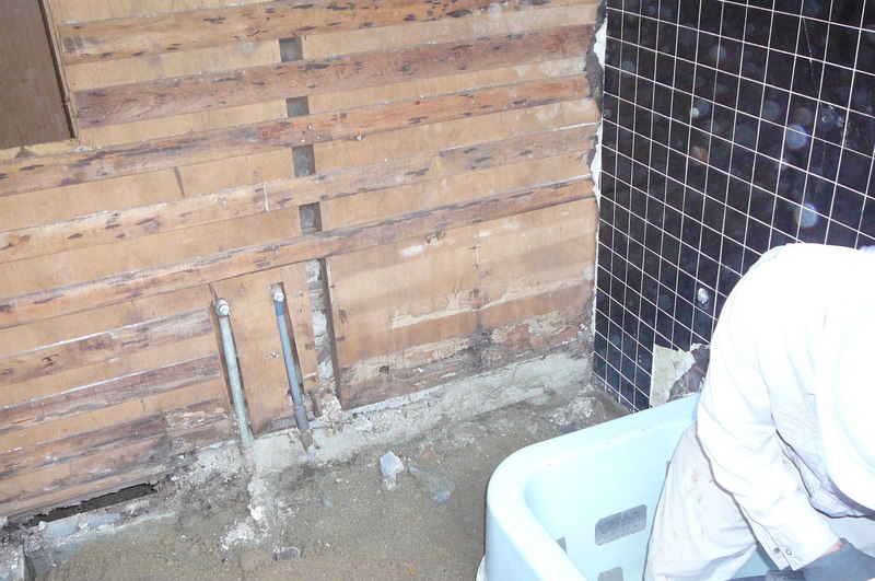 解体途中のタイル張の浴室。(風呂リフォーム)