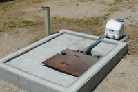 昔からあった井戸はそのまま再利用し、井戸ポンプを設置して散水に利用することにしました。