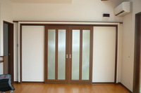 リビングから和室へと続く入口は、引き分け戸を取り付け、開閉することでリビングからの続き間を演出します。