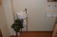 トイレ隅部に狭小手洗いをつけました。