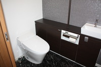 １階のトイレはタンクレストイレを採用。
LIXIL製サティスです。