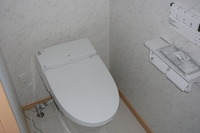 便器はリクシル製タンクレストイレ　サティスを採用です。