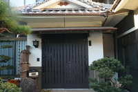 入母屋造りの玄関です。今回は欄間を無くし玄関戸を上まで伸ばしました。