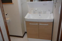 洗面化粧台はリクシル製オフト750です。奥行きを500のタイプにして、なるべくトイレ空間を広くとりました。