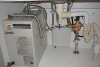 洗面化粧台内部に小型の電気温水器を取り付け、お湯の配管の難しい場所にも設置可能となりました。