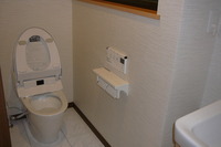 リクシル製タンクレストイレ　サティスSタイプ。室内暖房機能もついたハイグレードの洋風便器です。