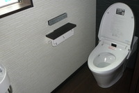 1階トイレです。今回もLIXIL　サティスを採用です。リモコンもシンプルでおしゃれです。