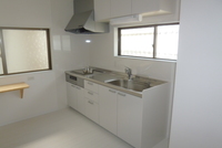 シンプルなI型キッチン。浄水機能もあるタカギ製水洗も完備。
キッチンはLIXIL製　Shiera