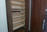 玄関収納内部は可動棚で、靴の大きさに合わせて高さが調整できます。