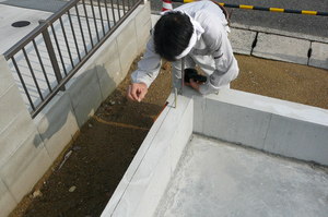 福山市竹口様邸新築工事　　今週末の上棟に向けて、今日は基礎部分に乗る土台の墨出しをしました。