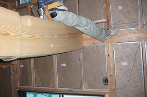 吹き抜けに無垢丸太