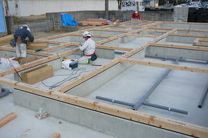 棟上げに向けて進行。