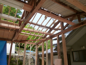 まずは屋根工事