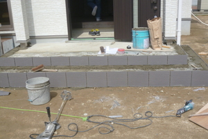 仕上げに玄関タイル