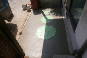 浄化槽の天端をコンクリート仕上げ