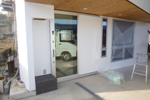 ほったらかしてた外装・尾道市、会社の顔をようやくお化粧、白い塗り壁