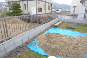 家の周りにブロックとフェンス。井原市高屋町・新築工事の後は外構工事。