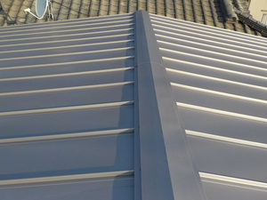 新しい板金屋根・尾道市向島町、カバー工法で金属屋根