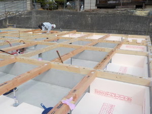 スタートは基礎土台取付