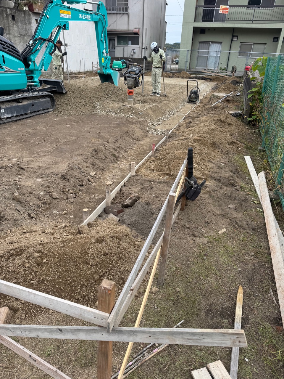 根切りと地盤改良後の作業風景